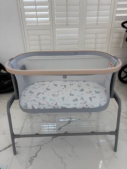 Baby Bassinet with Mesh Sides and Mattress