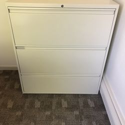 Filing Cabinet (3 Drawers) 