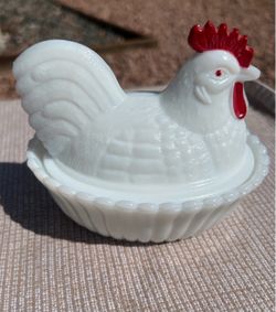 Vintage Westmoreland White Milk Glass Rooster Hen on Nest Dish - Excellent Condition farmhouse decor