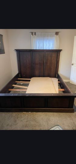 Bed- King ( Read Description)