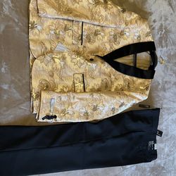 Hollywood suit      Size Medium suit  comes with dressy pants size 34 by 30