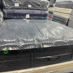 KING SIZE SIMMONS BEAUTYREST BLACK SERIES 3 (PLUSH) PILLOW TOP MATTRESS & BOX SPRINGS BED SET
