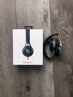 2 Headphones : Black Beats, Vivitar Bluetooth headphones