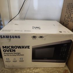 Samsung Microwave and Matching Trim Kit New In Box
