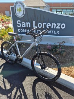 Iron Horse Mountain Bike with Front Suspension. 27 speed. Ready to Ride.
