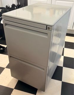 $27 Metal 2 Drawer Filing Cabinet on Wheels