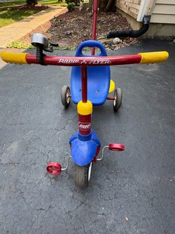 Radio flyer Kids tricycle with parent handlebar Radio flyer Kids tricycle with parent handlebar