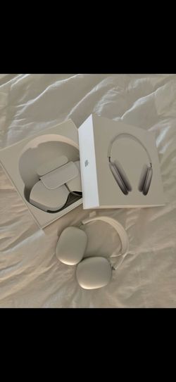 Silver Airpod Max 