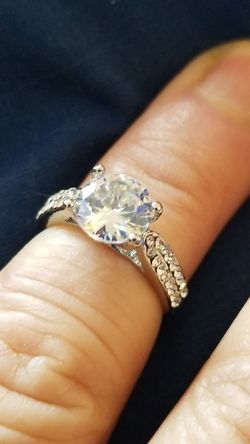 Gorgeous WOMAN'S round cut wedding engagement promises ring size 5