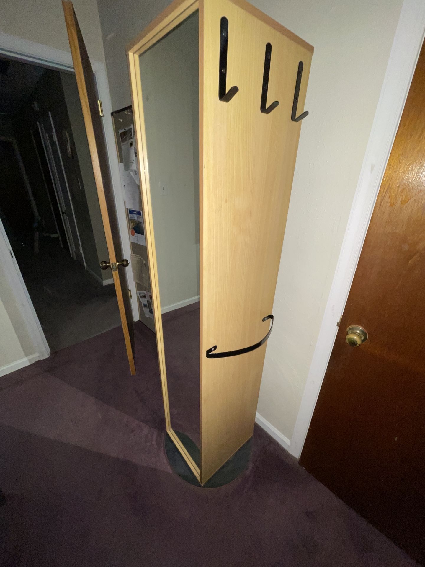 Swivel Closet W/Mirror