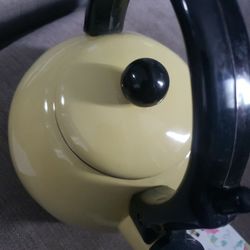 Ekco Kettle Yellow. 2 1/2 qt. New still in box
