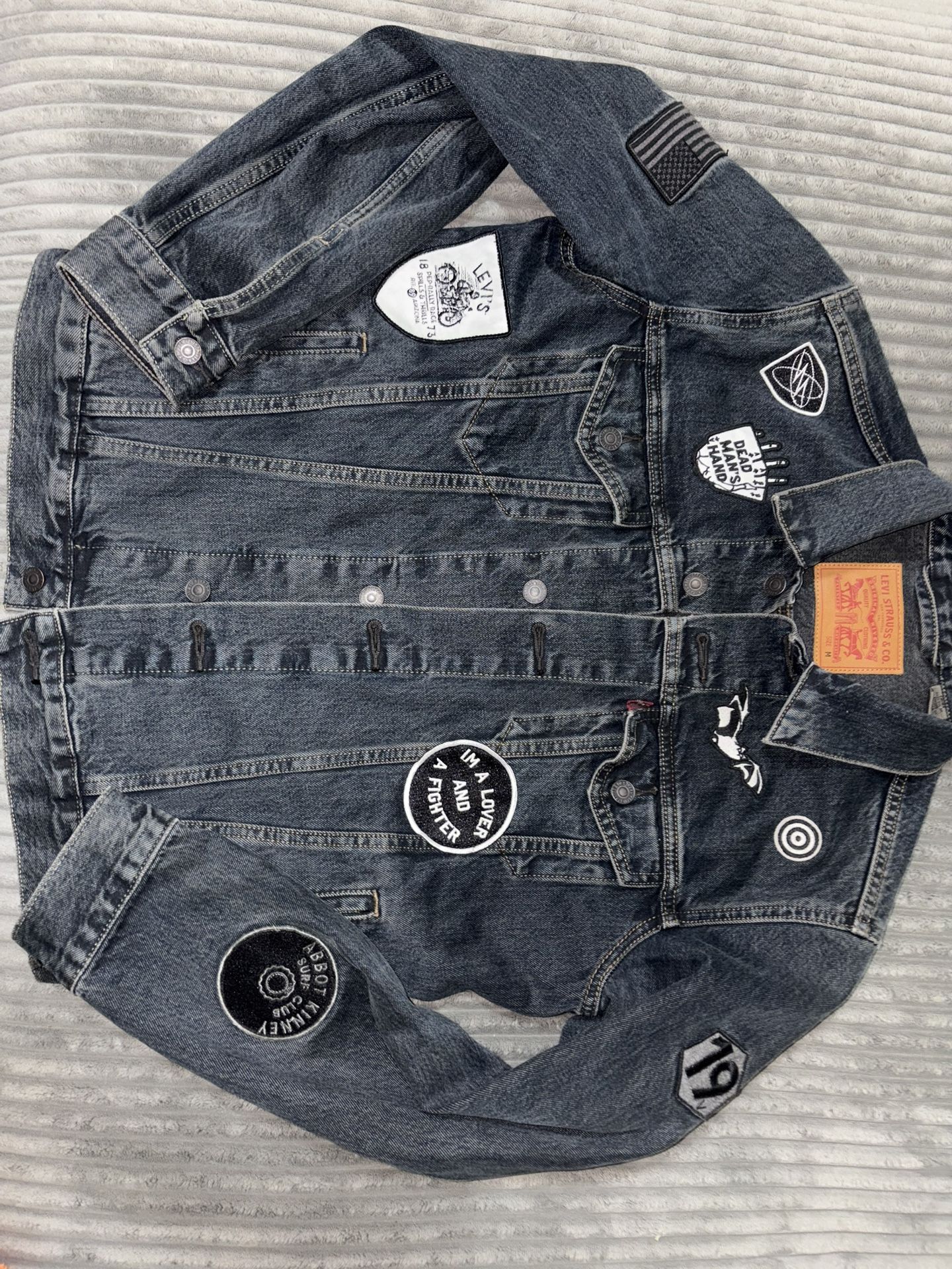 Levi’s Limited Edition Patch Denim Trucker Jacket Size M NWT