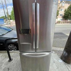 LG REFRIGERATOR, 30W, 3DOORS, STAINLESS STEEL, ICE MAKER AND WATER DISPENSER. ON SALE ✅ $499✅ PLUS FREE SHIPPING AND INSTALLATION 