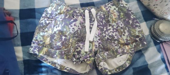 Lululemon women workout shorts M L