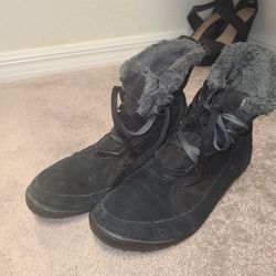 Columbia Woman Boots Size 9