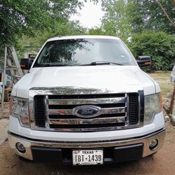 FORD  F150  2011 PK V6  MILLAS  218376 Color Blanca  Yantas Casi Nuevas Y Tiene Un Golpe Atrás Dela Cajuela Y Defensa Trasera 