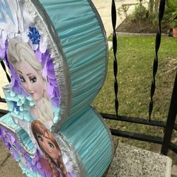 Pinata Frozen Number 3 