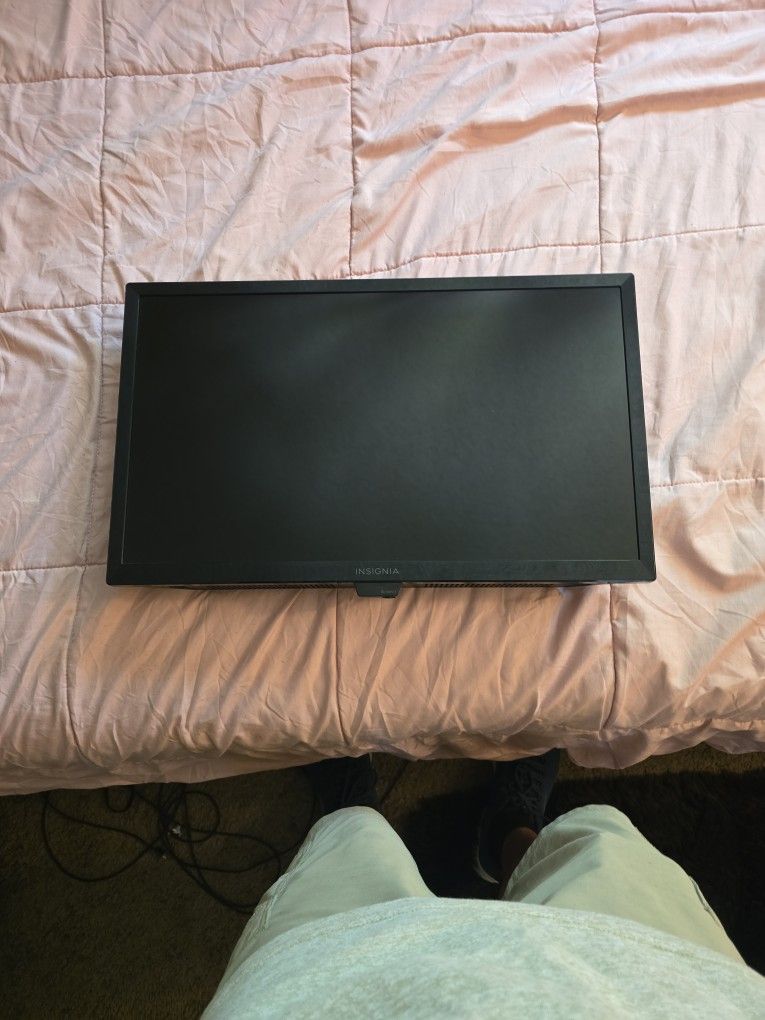 Insignia NS22D 22" LED TV w/Remote