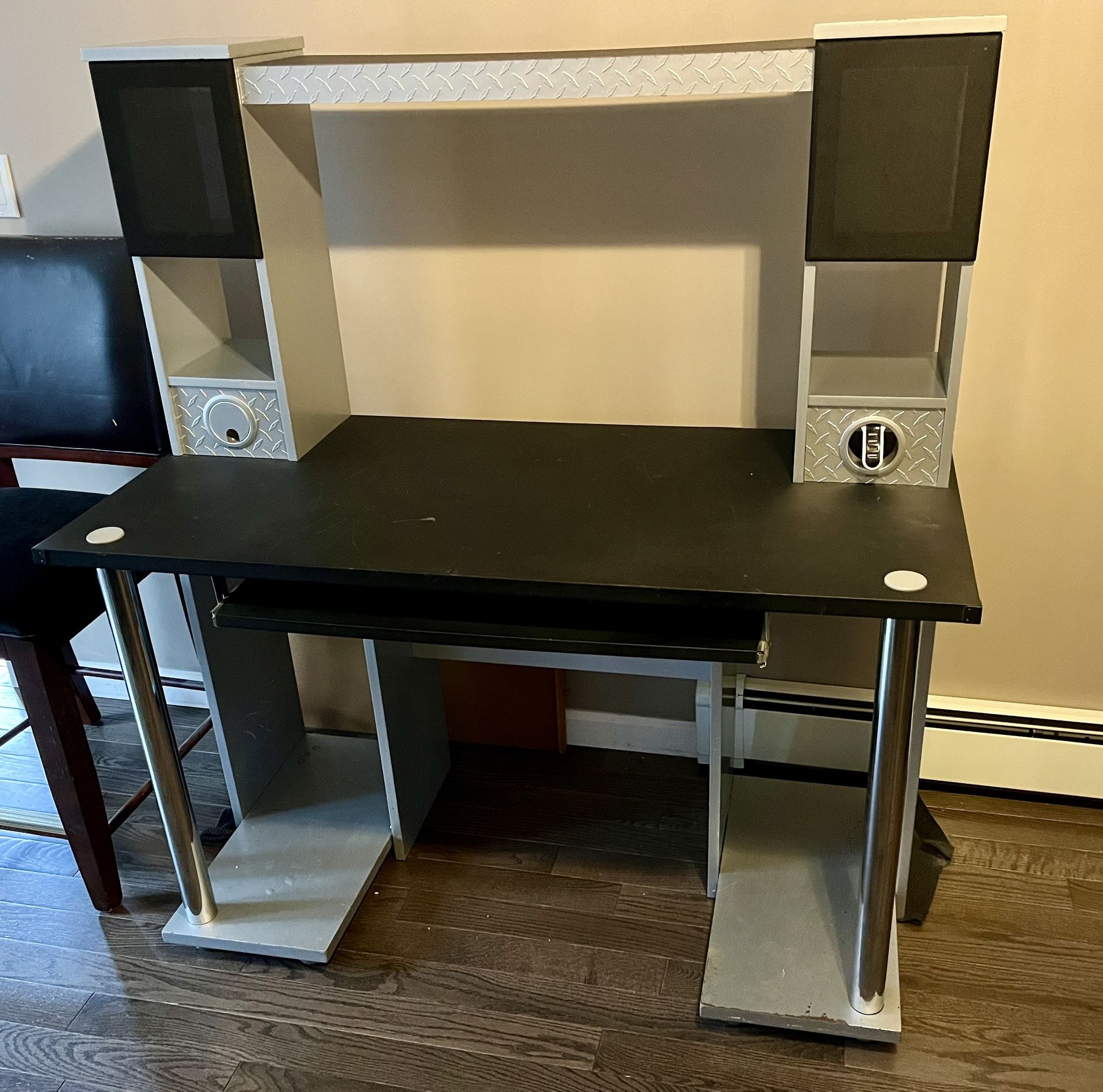 Gaming Desk With Diamond Plate Design ( LAST CALL )