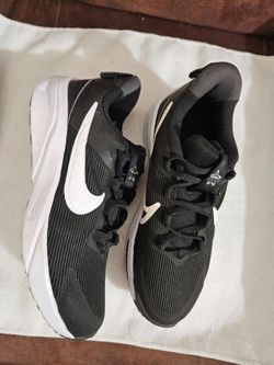 Boys Nike's 2.5