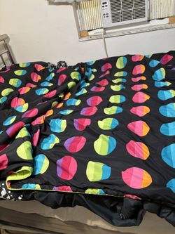 Full Size Polka Dot  & Black Comforter. 20.00 FIRM