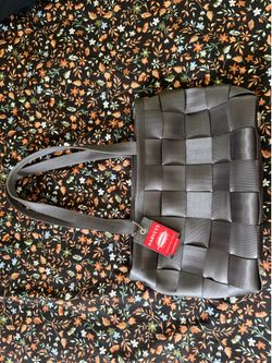 Harvey’s gray seatbelt bag