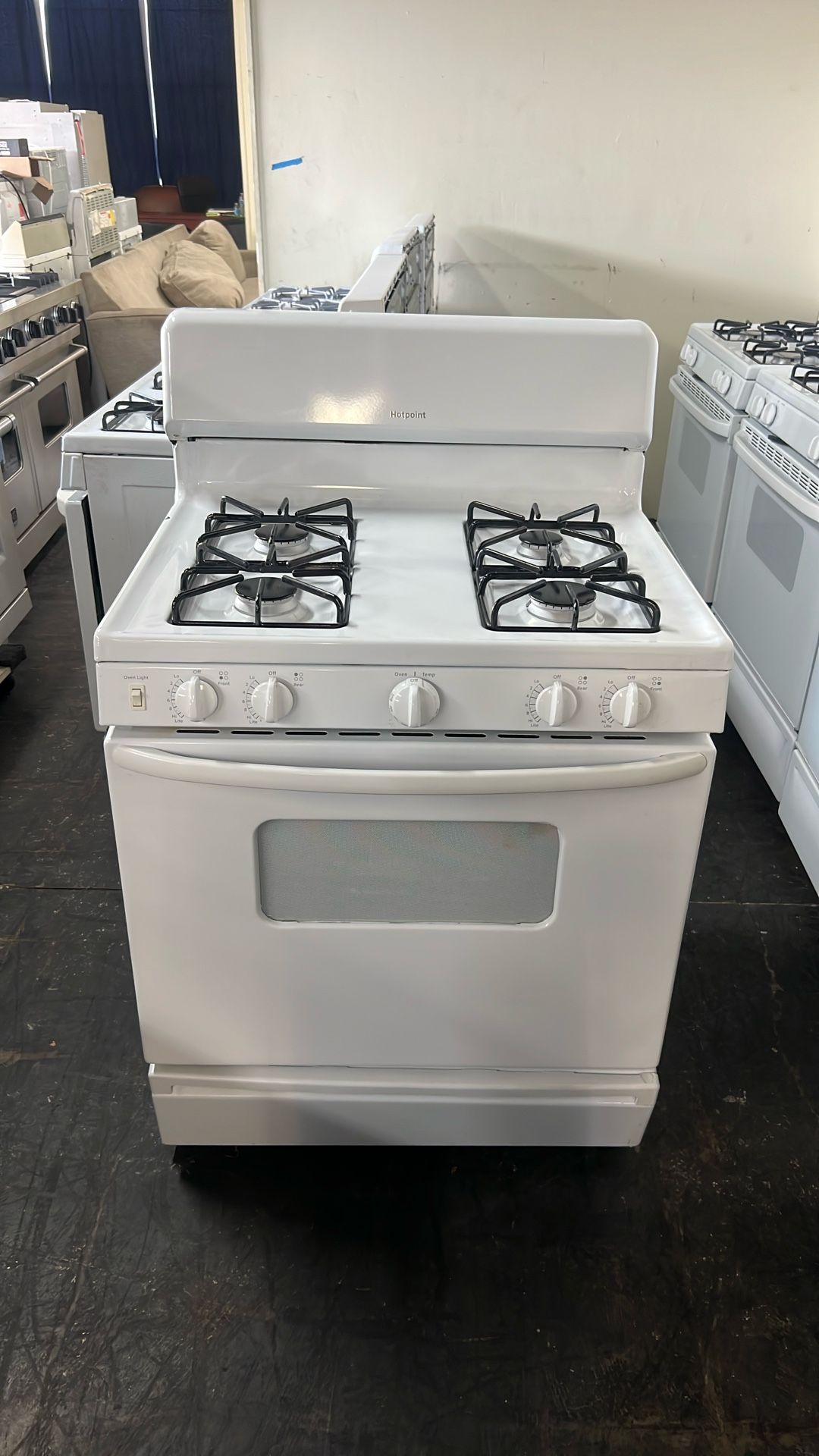 HOT POINT 30”WIDE GAS RANGE STOVE IN WHITE