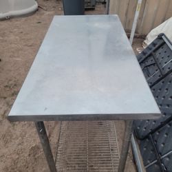 Mesa De Acero Inoccidable  Para Cocina 2×4.  $135.00 Omo