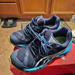 Women's Shoes Size 7.5 Like New 