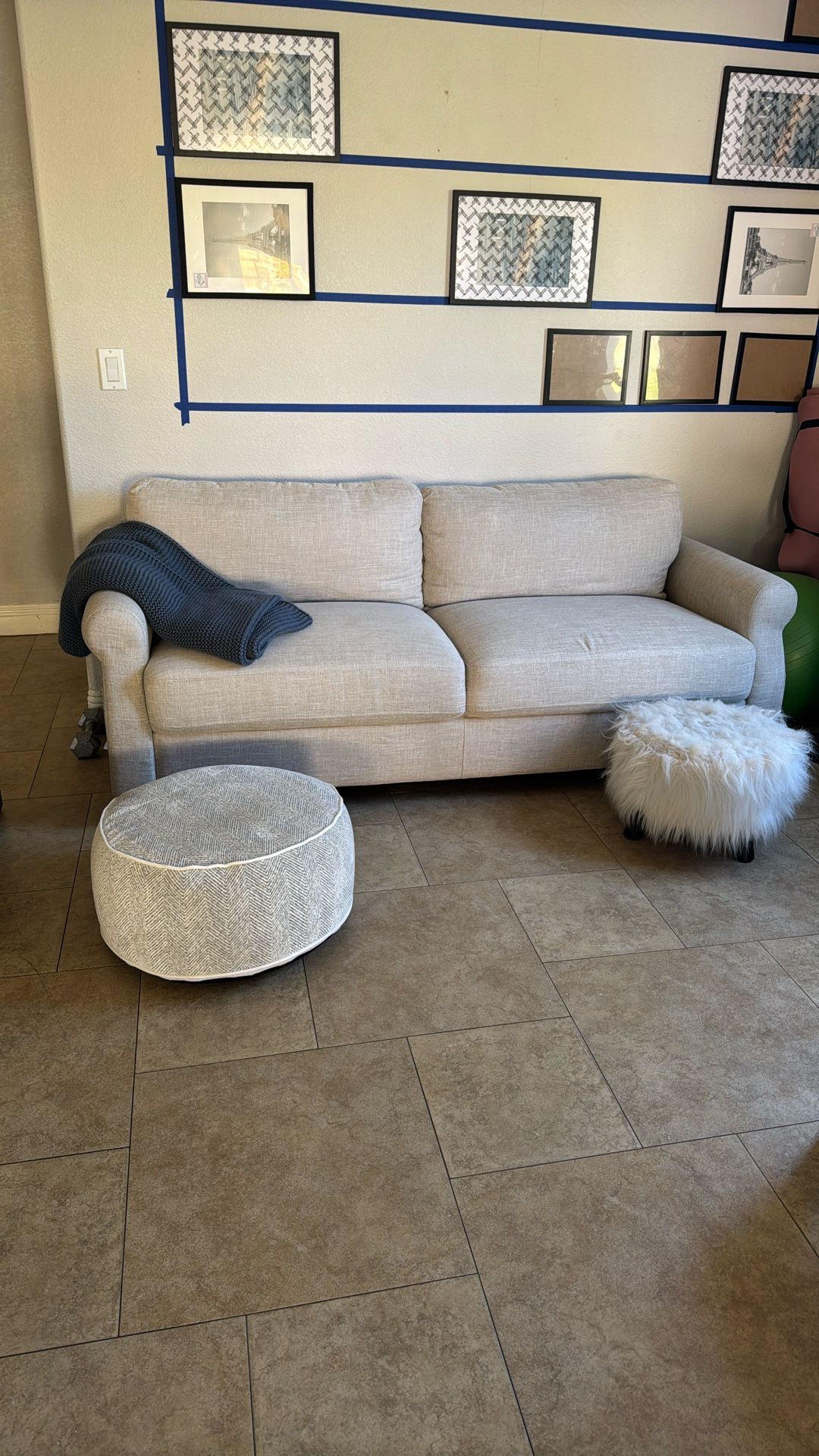 Small sofa In Excellent condition