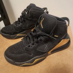 Jordan Mars Black & Gold Size 5.5 Kid's/men's 
