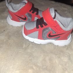 NEW TODDLERS SHOES SIZE 3.C NIKES