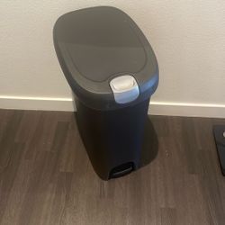 Hefty 13 Gallon  Trash can 