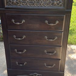 Beautiful Ornate Chest Of Drawer