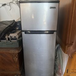 Magic Chef Mini Refrigerator/Freezer Combo 