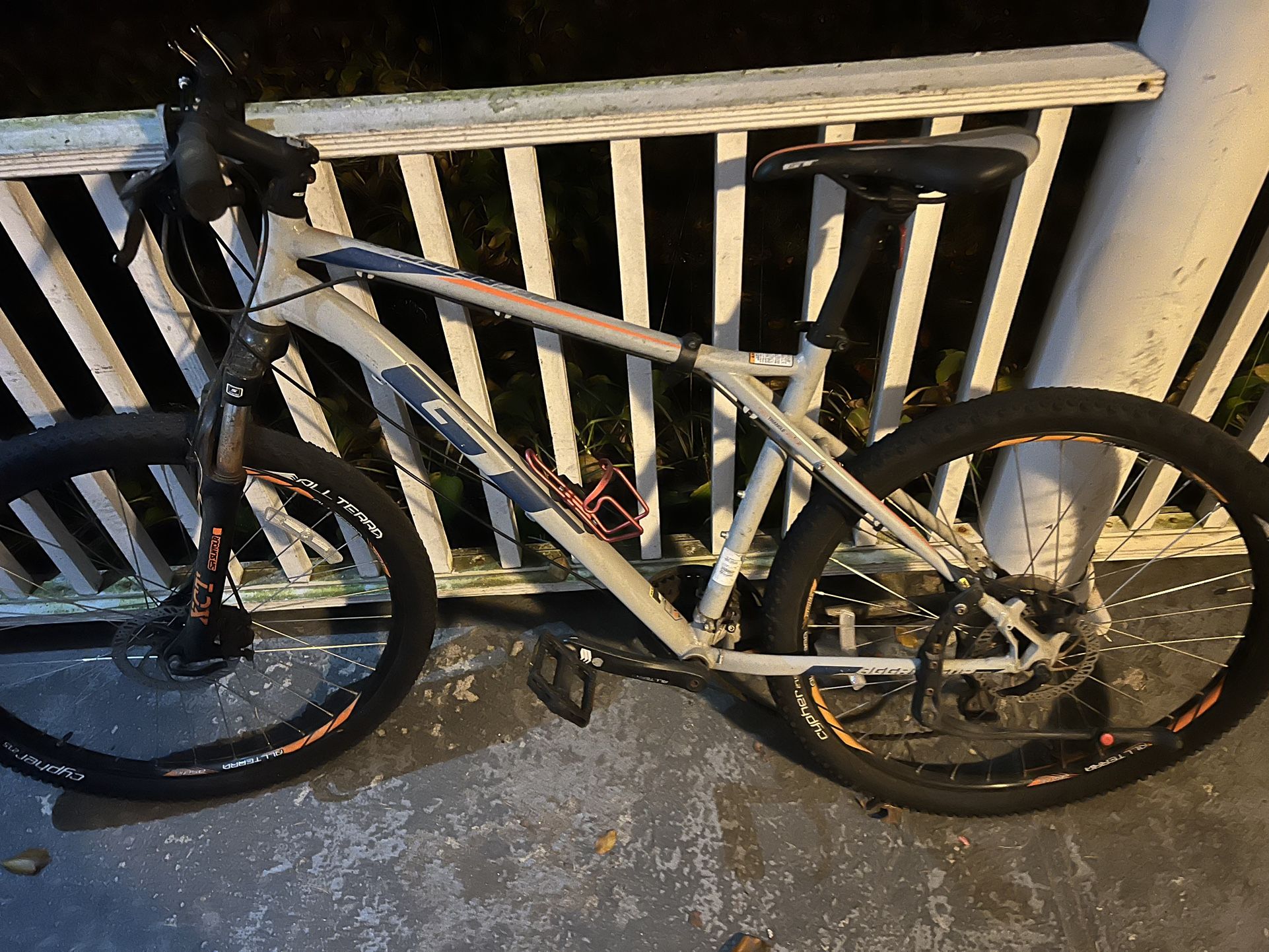 GT Aggressor Mountain Bike(back Wheel Bent) Bicycles GT Aggressor Mountain Bike(back Wheel Bent) Bicycles
