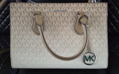 Michael Kors bag size 12x8x4 like new