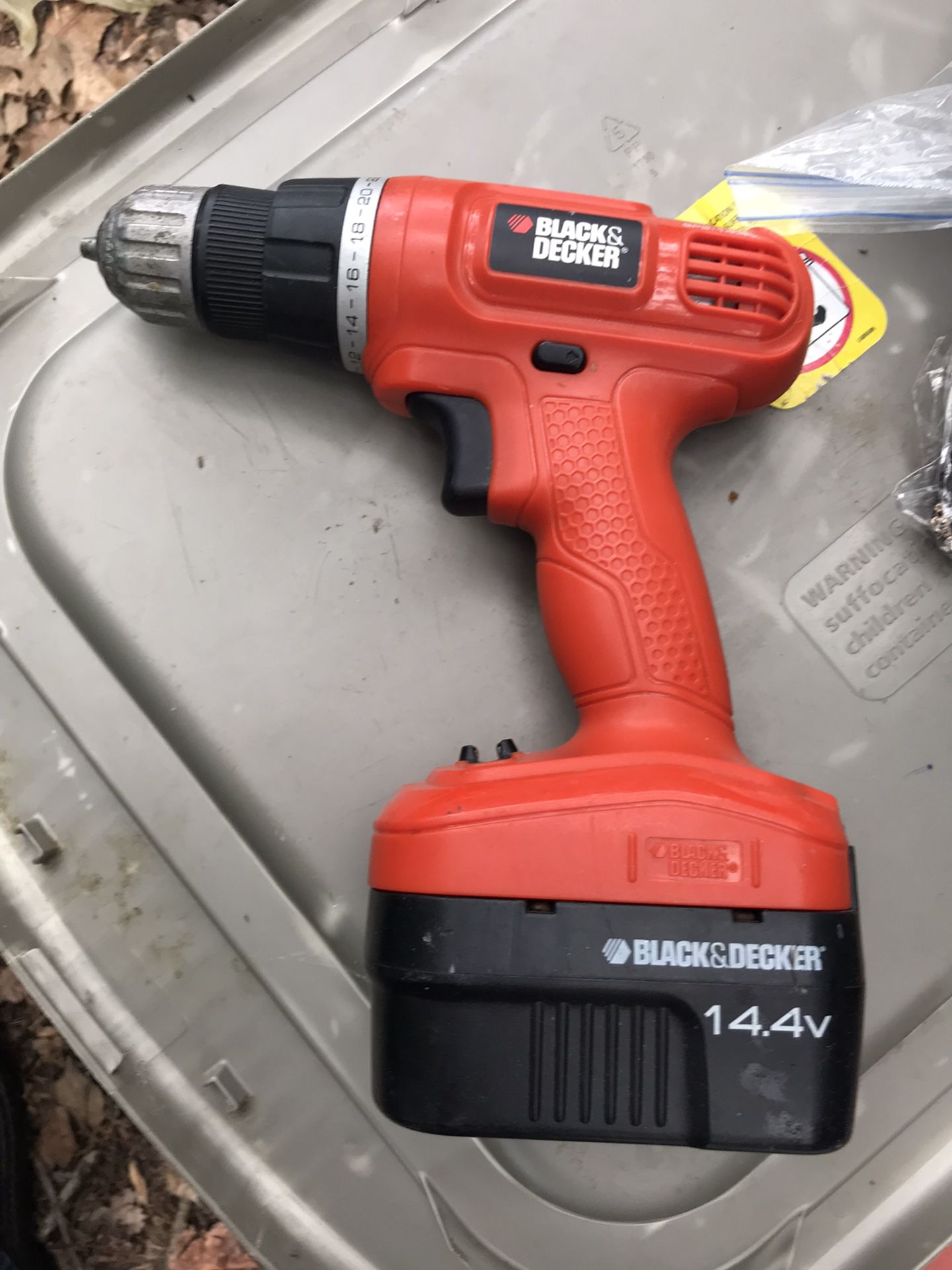 Very Nice Black & Decker 14 V Drill Needs Charger Works Great Only $25