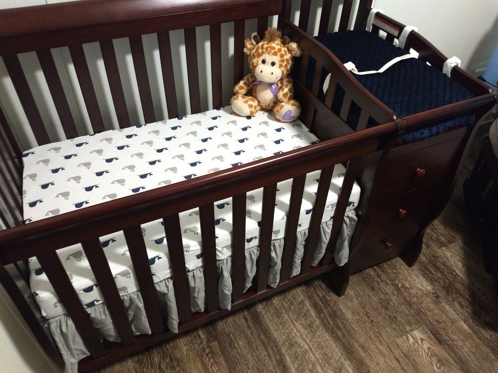 Dream On Me 4-1 Convertible Mini Crib + Changing table (Mattress INCLUDED)