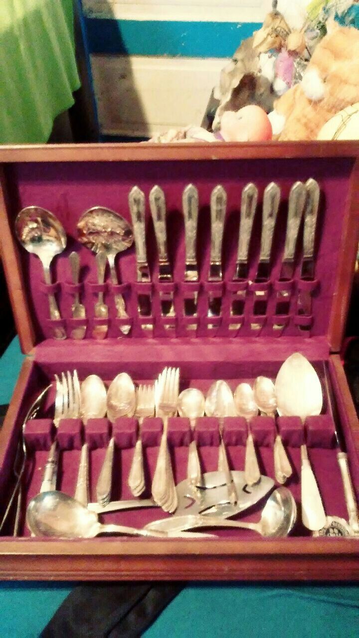 CUBIERTOS. DE. PLATA
