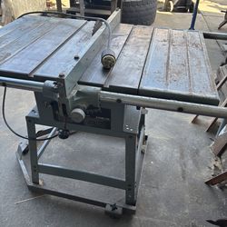 Delta contractor table saw (220volt)
