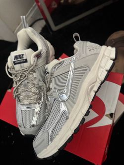 Nike vomero silver 6.5 youth/8 woman