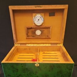 IGUANA Green Lacquer Wood Cigar Humidor