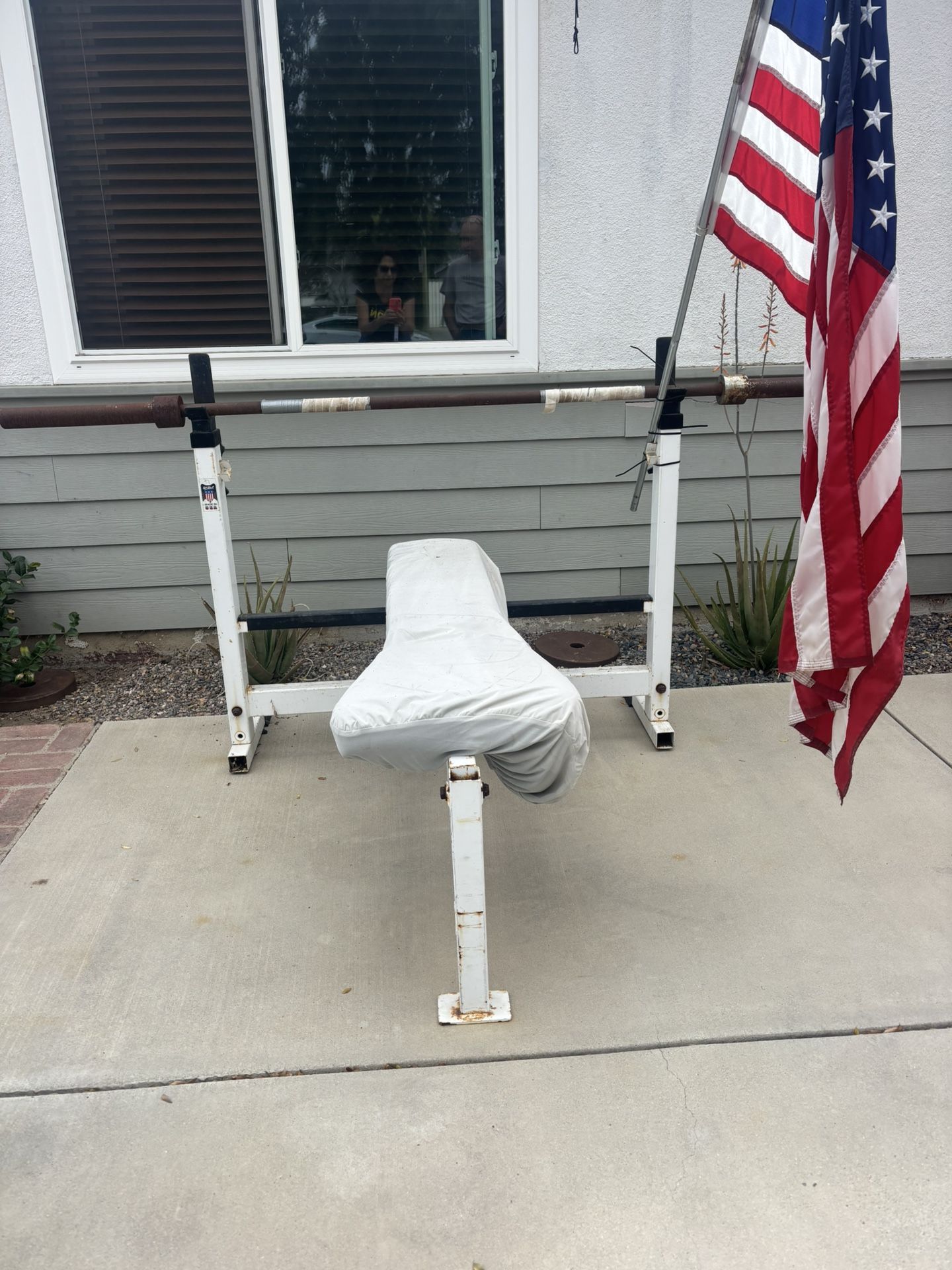 Flat and incline bench with olympic bar.
