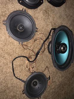 2 used small ultimate 75 speakers 🔊 and 1 large one dk brand