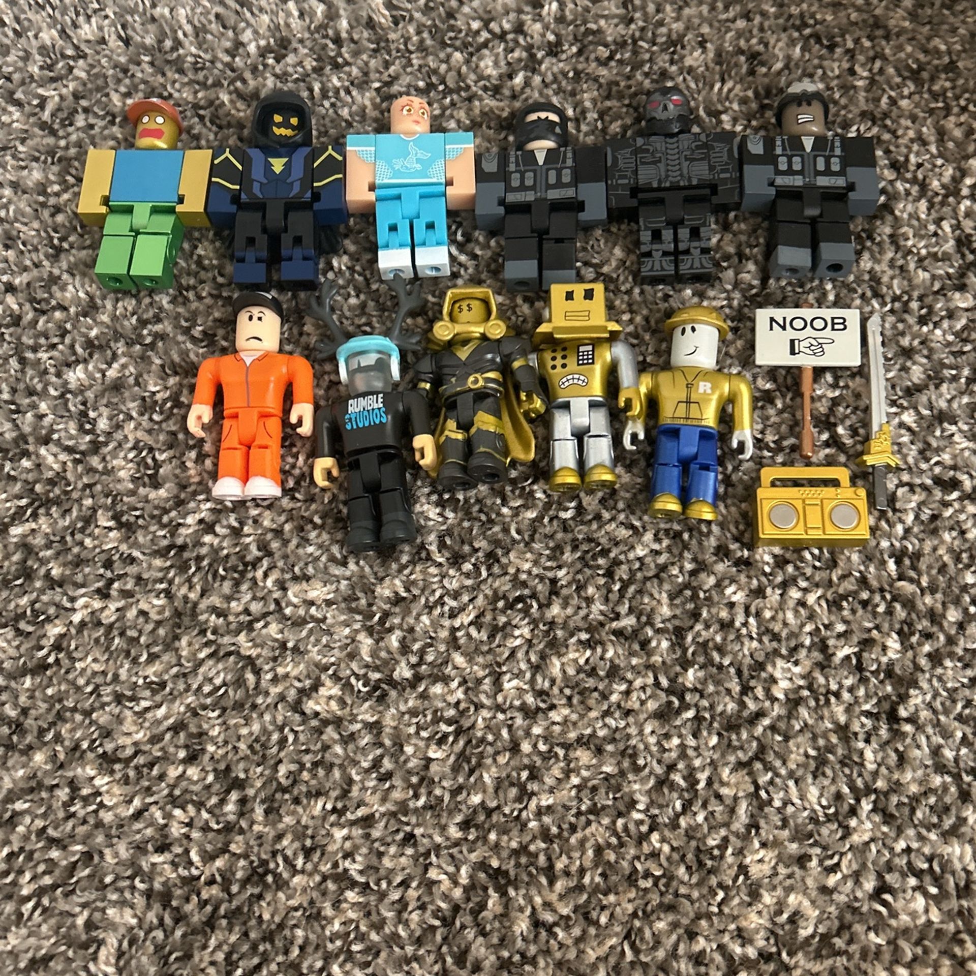 Roblox Mini Figures And Accessories