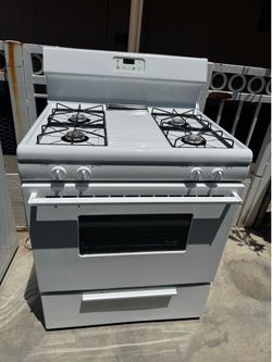 Estufa refrigerador y secadora  la secadora tiene quebrado la manivela pero trabaja excelente y poco  uso