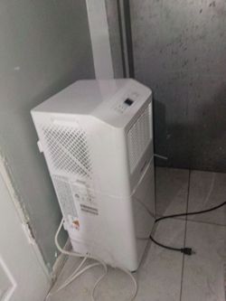 Portable AC unit actually $100 still have the box almost brand new I want to use twice