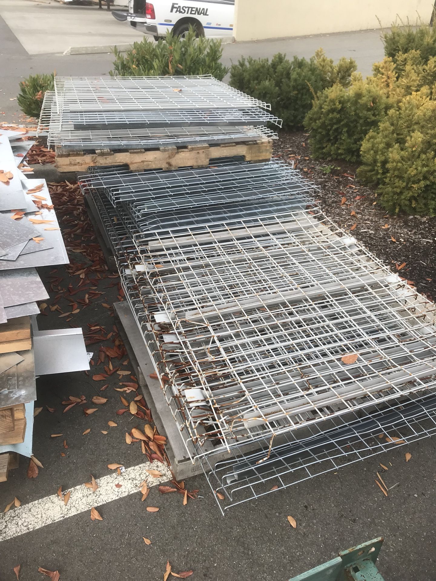 Pallet rack grating