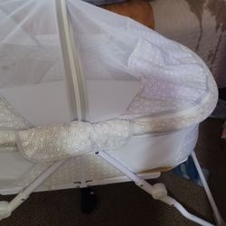 baby bassinet and snuggle me pillow